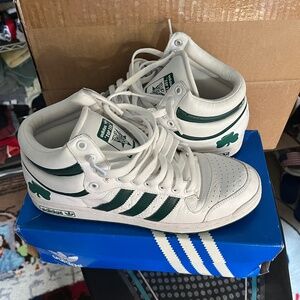 GENTLY USED - MENS - ADIDAS SIZE 10.5 - TOP TEN - HIGH TOP - BOSTON CELTICS